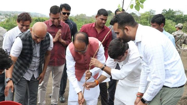 मुख्यमंत्री श्री चौहान ने पीपल, आम और चंपा के पौधे लगाए